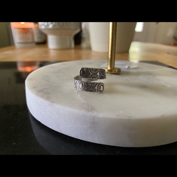 MAKE ME AND OFFER Daisy Flower Engraved Adjustable Silver Ring - Picture 2 of 3